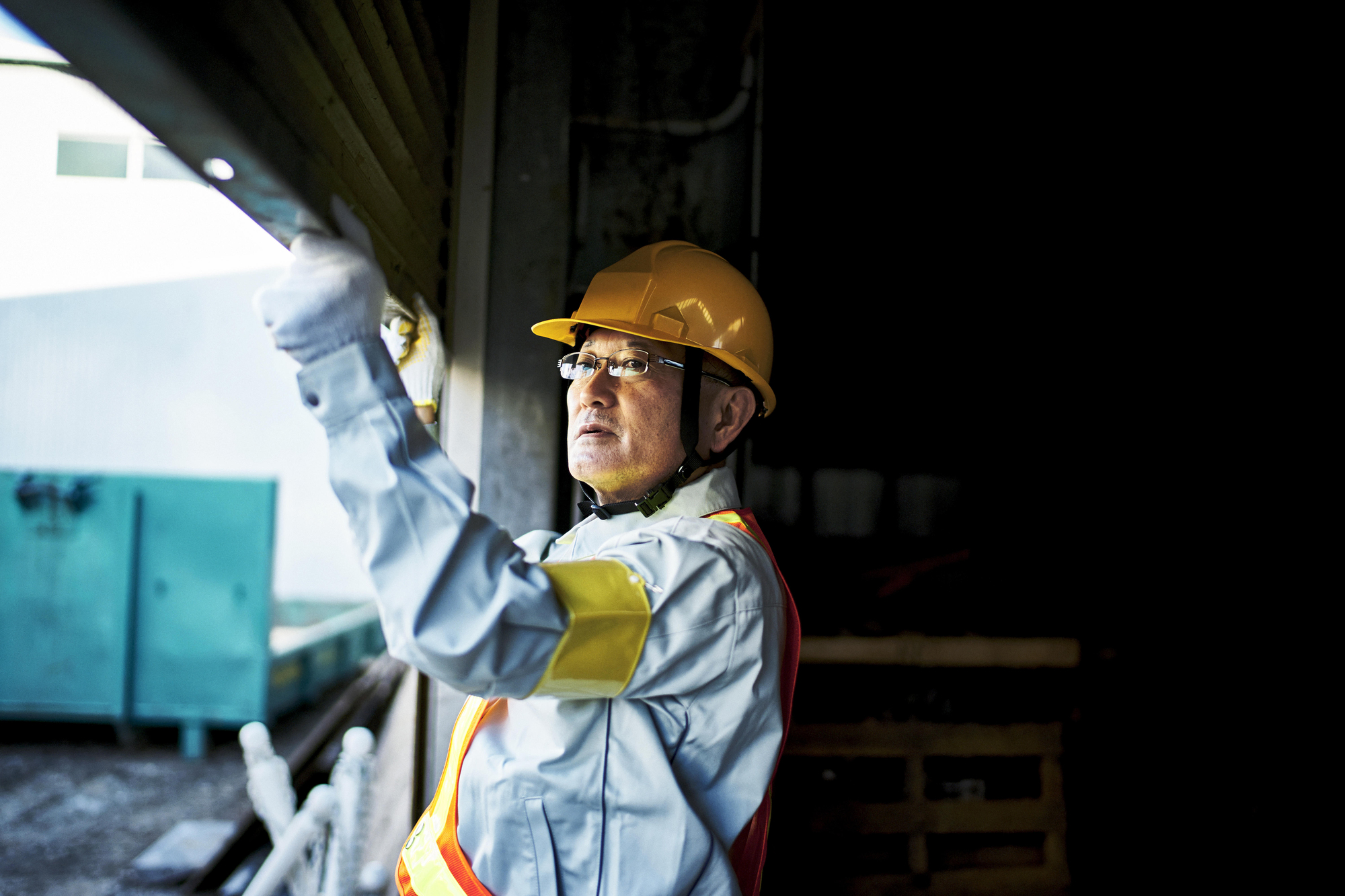 現場確認を行う作業員